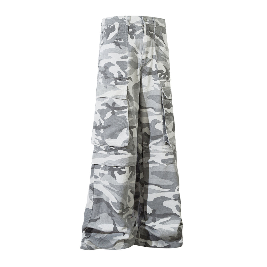 Loose-fitting camouflage trousers