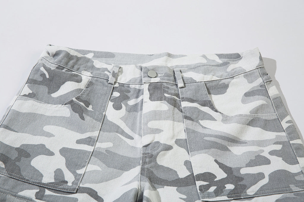 Loose-fitting camouflage trousers