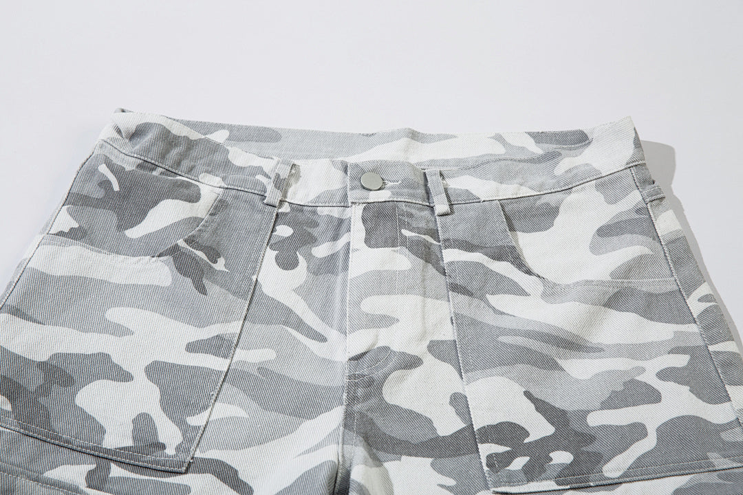 Loose-fitting camouflage trousers