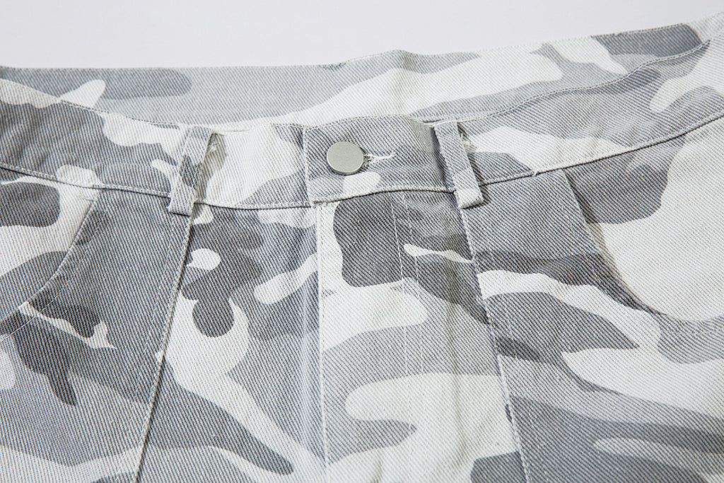 Loose-fitting camouflage trousers