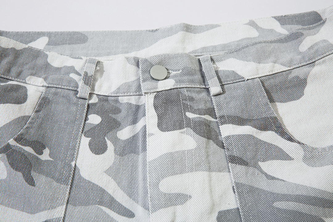 Loose-fitting camouflage trousers