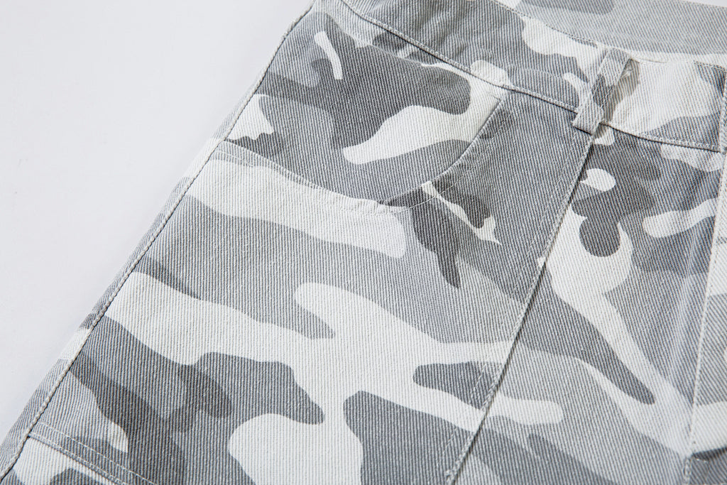 Loose-fitting camouflage trousers
