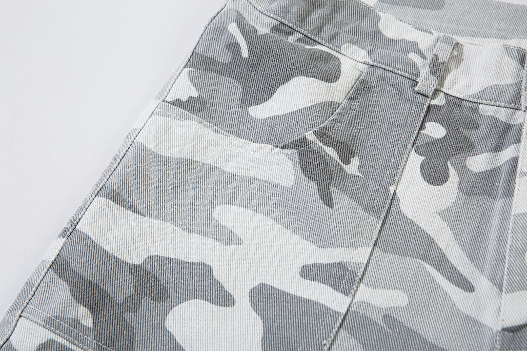 Loose-fitting camouflage trousers