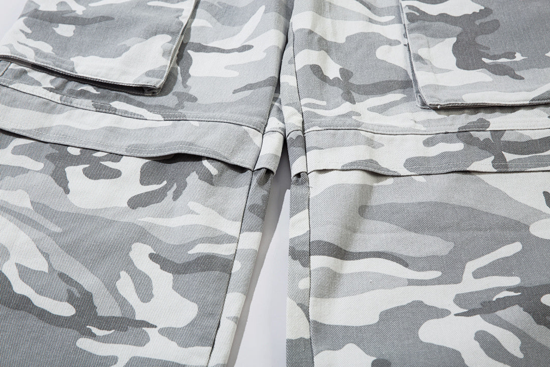 Loose-fitting camouflage trousers