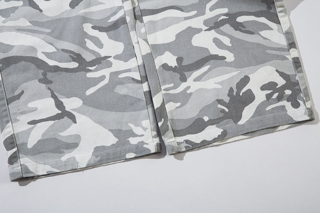 Loose-fitting camouflage trousers