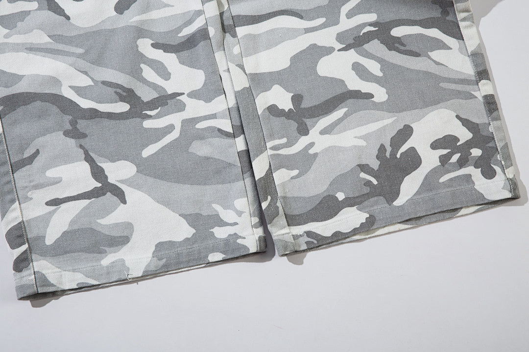 Loose-fitting camouflage trousers