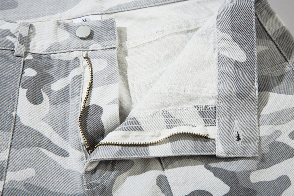Loose-fitting camouflage trousers