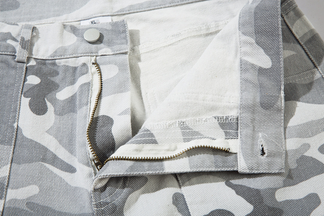 Loose-fitting camouflage trousers