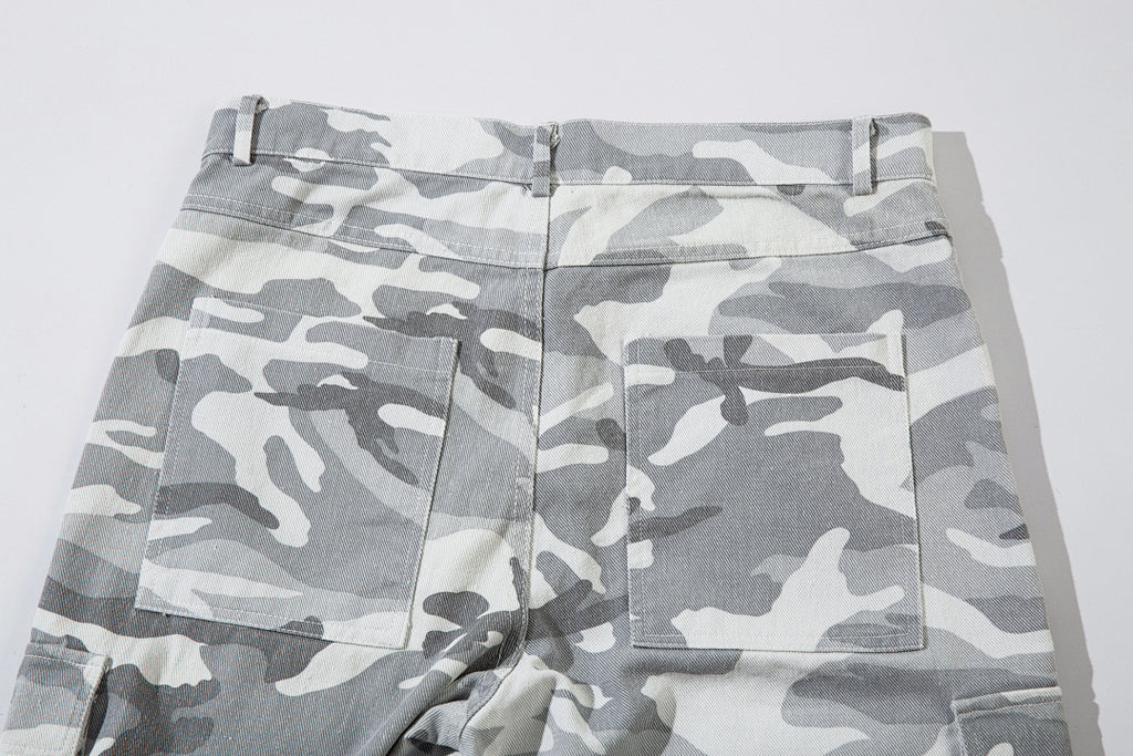Loose-fitting camouflage trousers