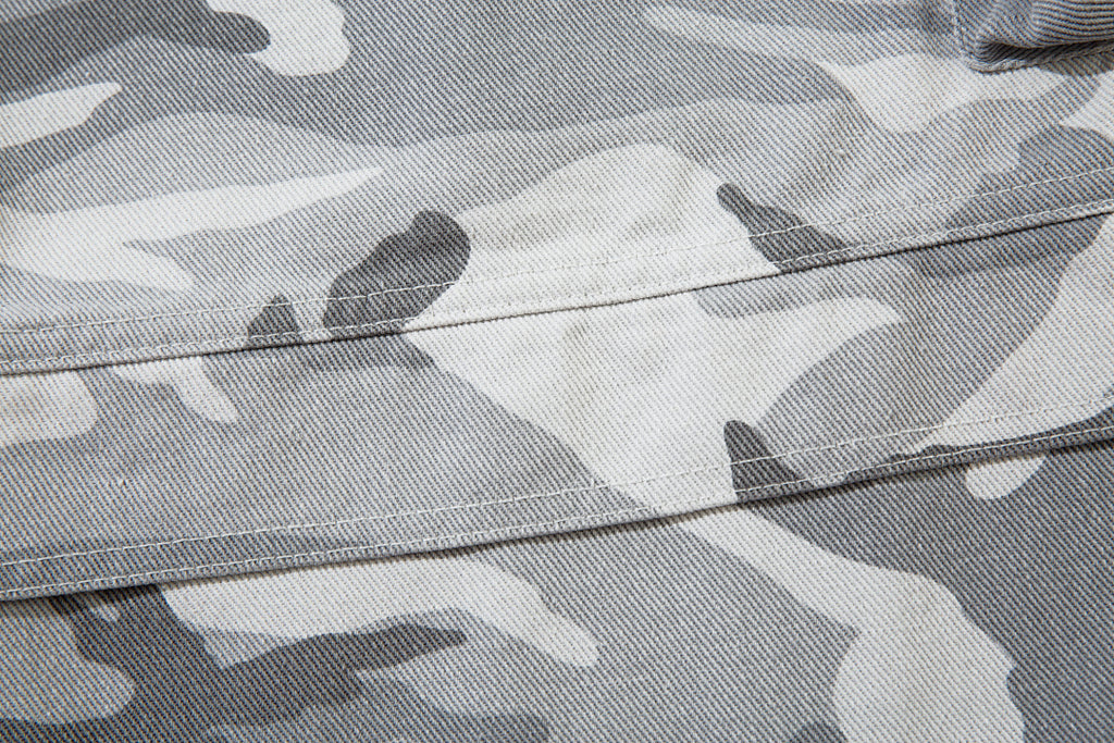 Loose-fitting camouflage trousers