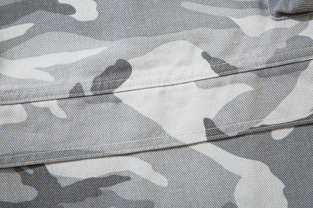 Loose-fitting camouflage trousers