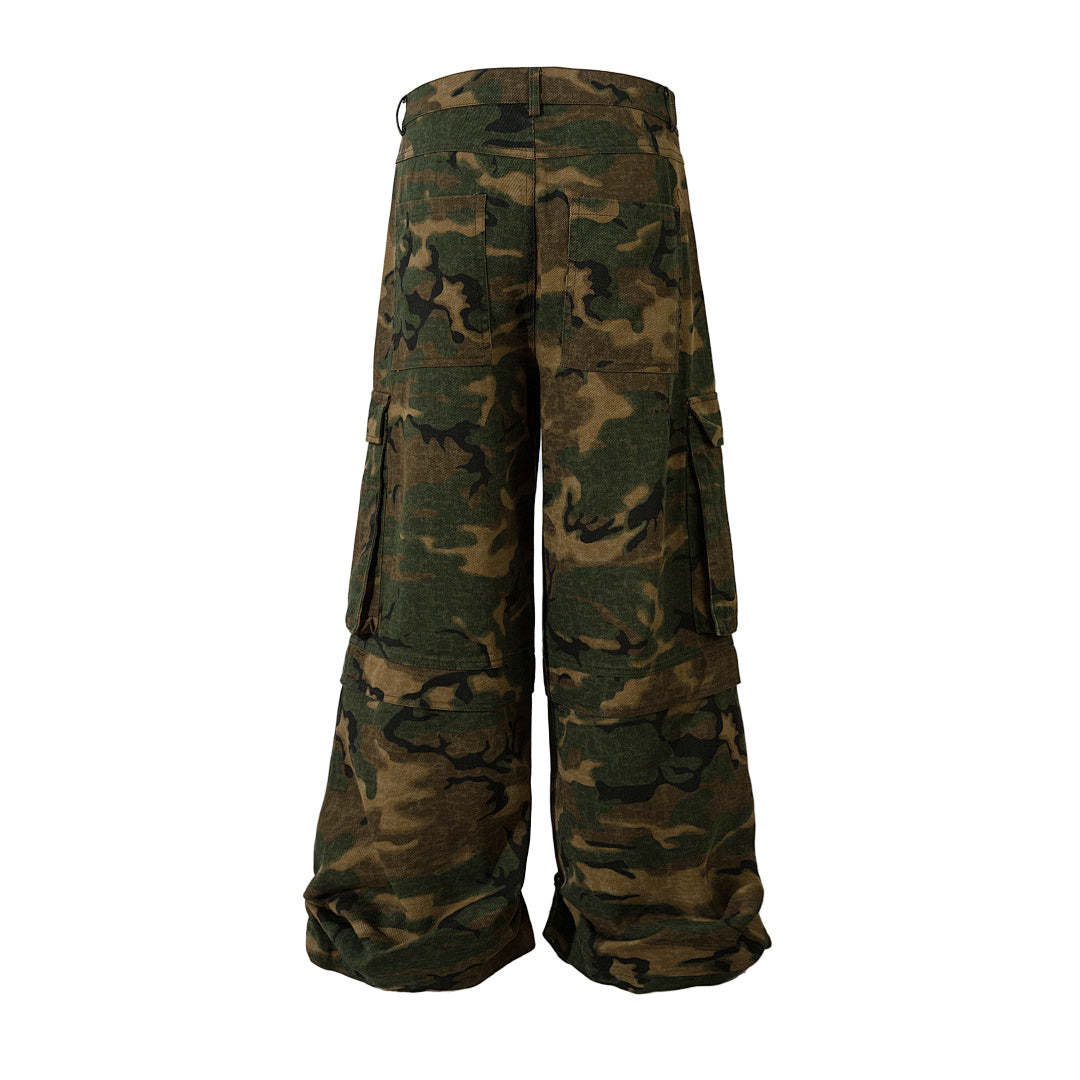 Loose-fitting camouflage trousers
