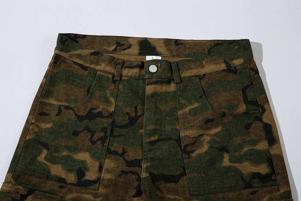 Loose-fitting camouflage trousers