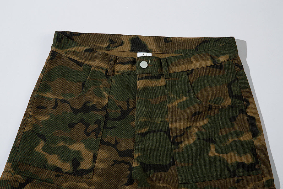 Loose-fitting camouflage trousers