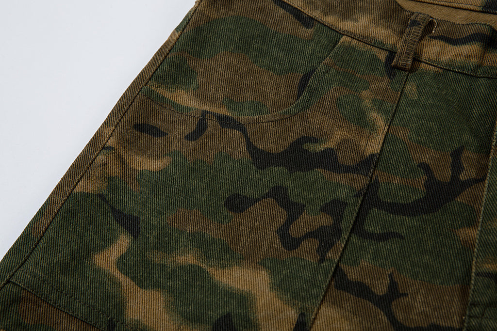Loose-fitting camouflage trousers