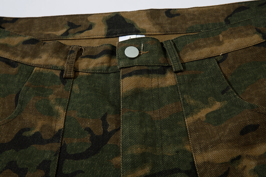 Loose-fitting camouflage trousers