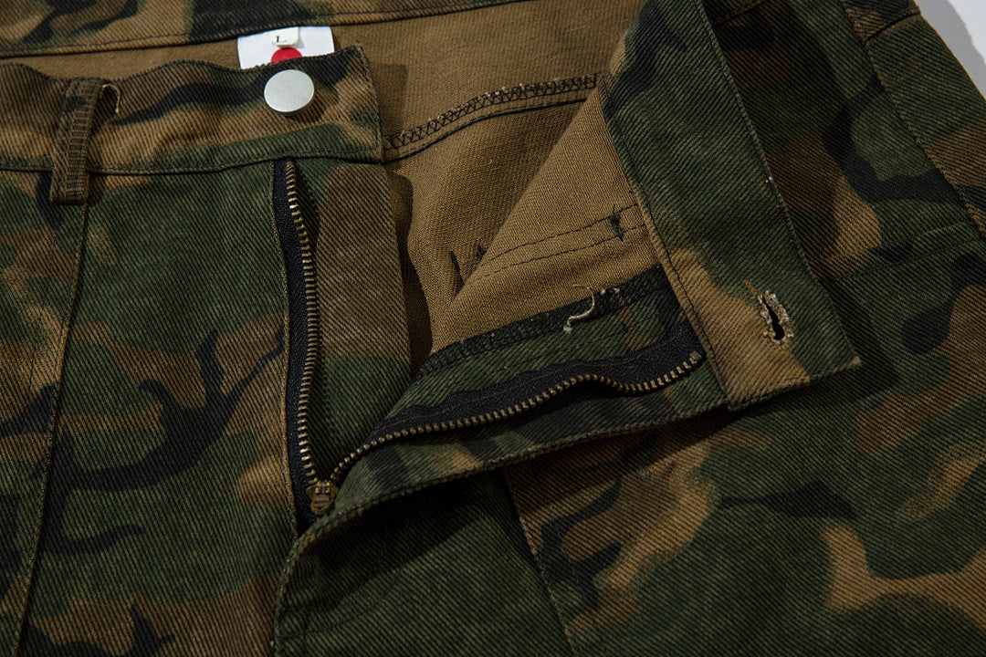 Loose-fitting camouflage trousers