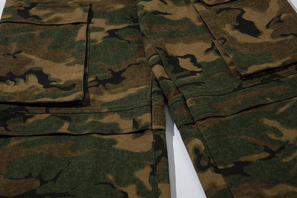 Loose-fitting camouflage trousers
