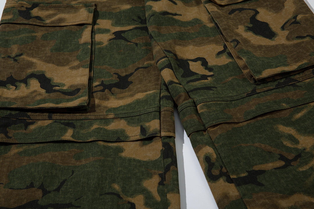 Loose-fitting camouflage trousers