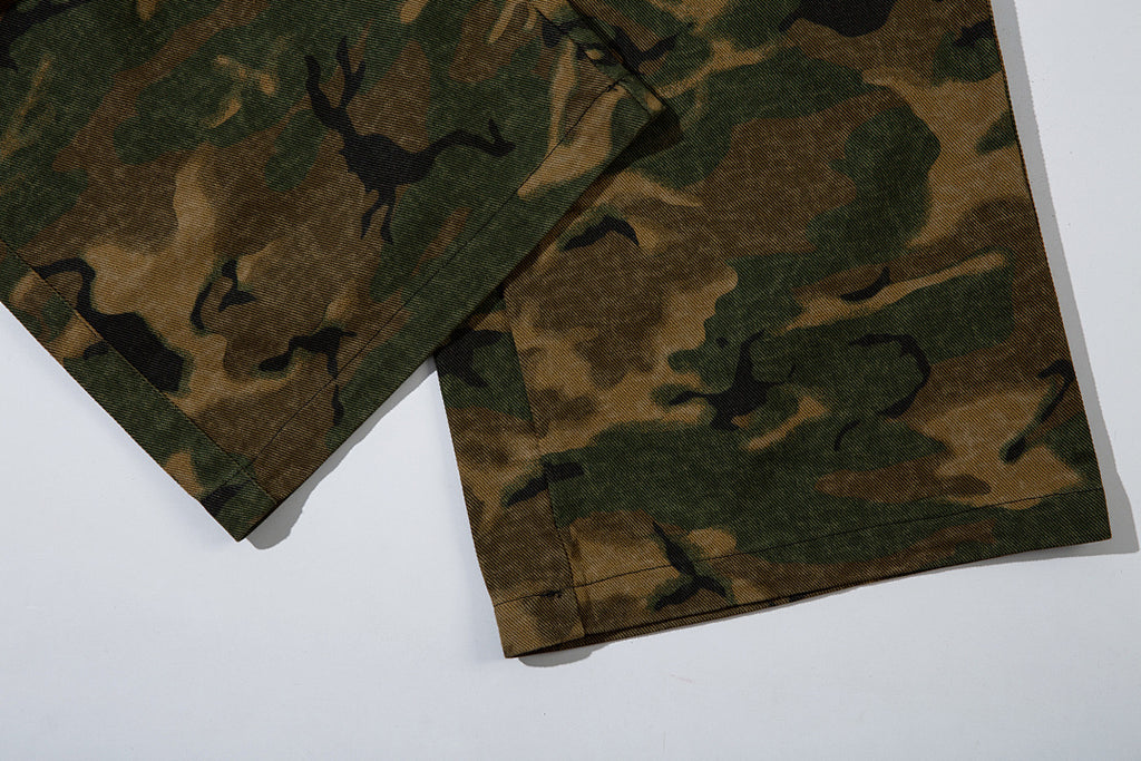 Loose-fitting camouflage trousers