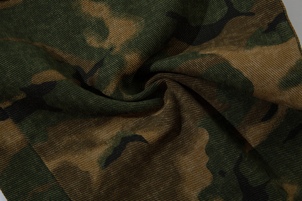 Loose-fitting camouflage trousers