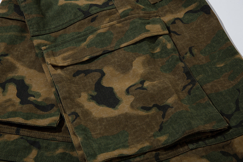 Loose-fitting camouflage trousers