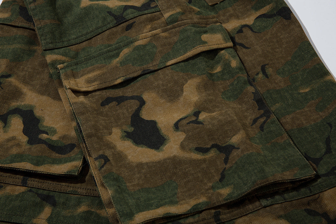 Loose-fitting camouflage trousers