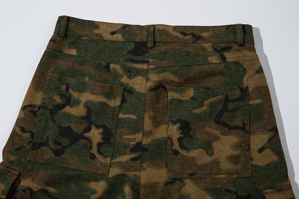 Loose-fitting camouflage trousers