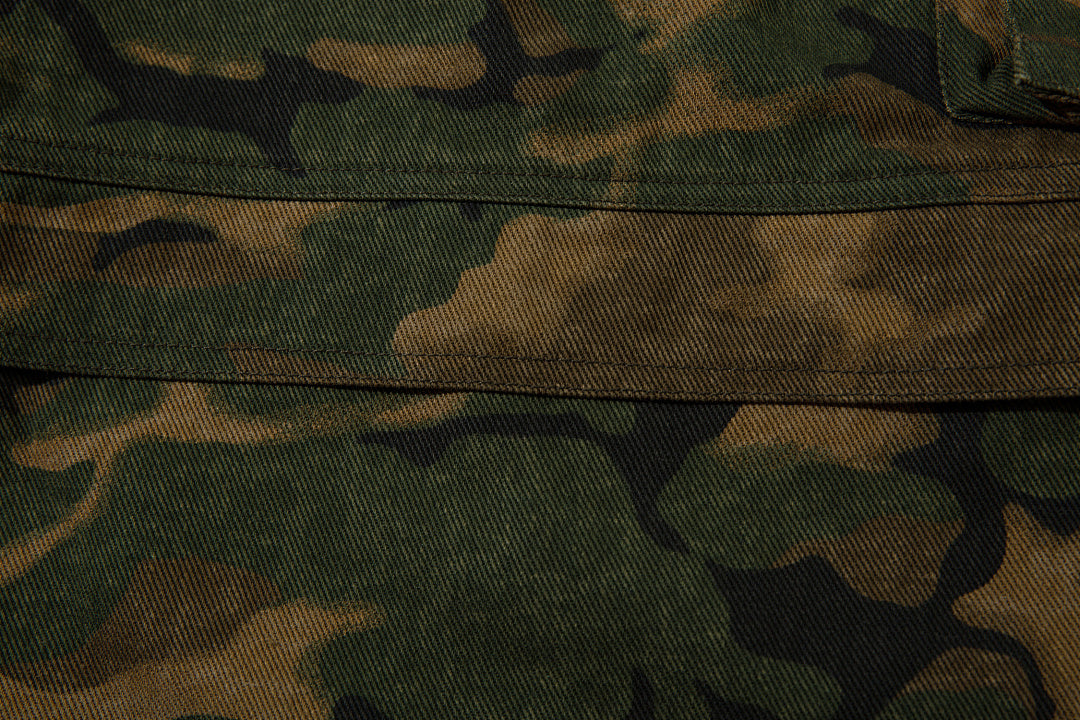 Loose-fitting camouflage trousers